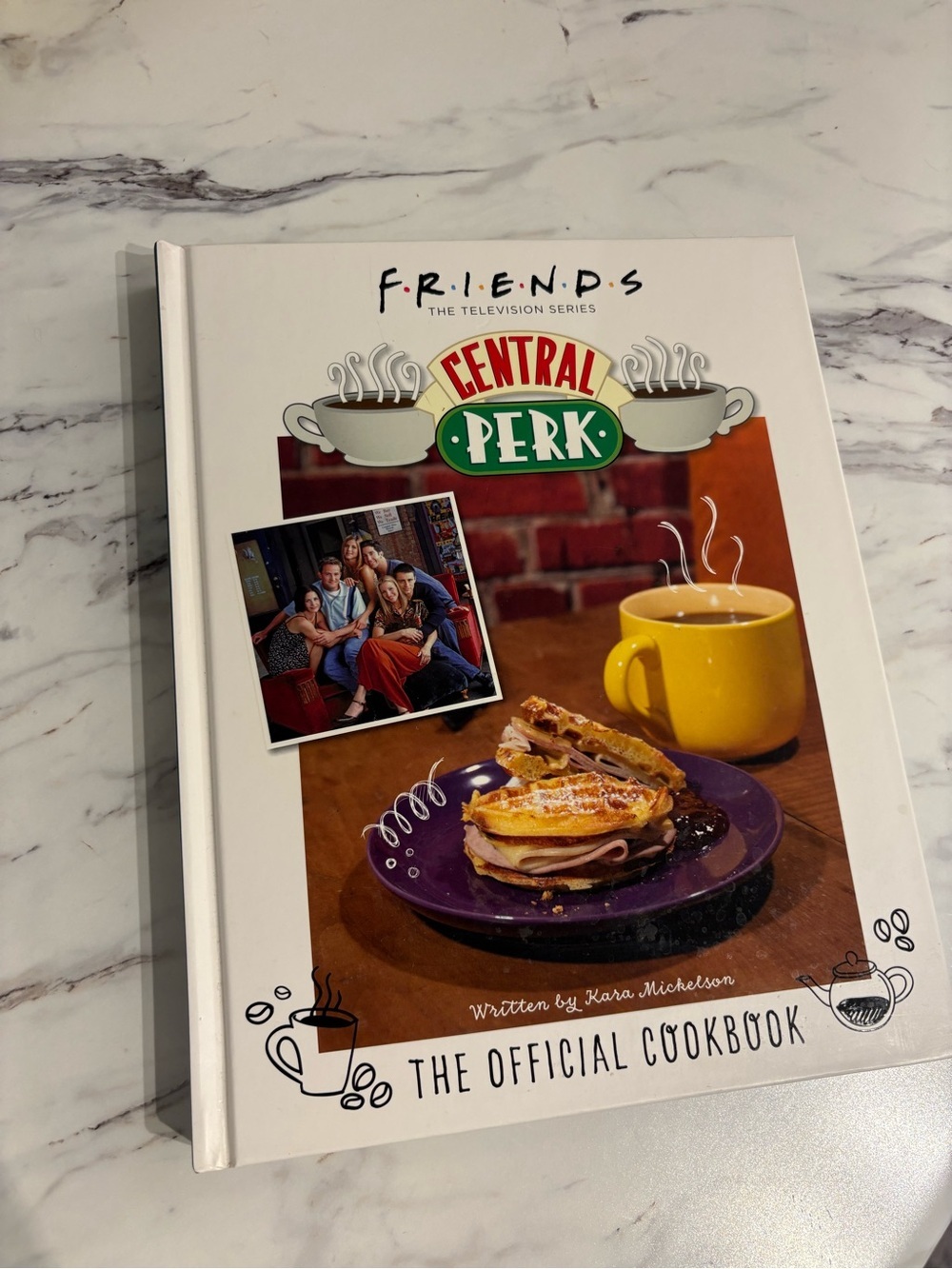 Friends: The Official Central Perk Cookbook (Classic TV Cookbooks, 90s TV)